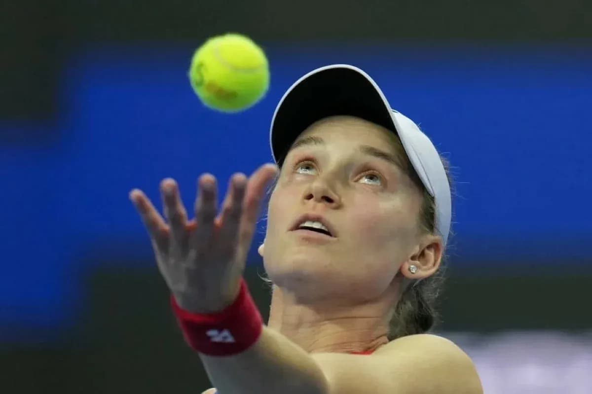 Joueuse de tennis servant avec une balle au-dessus