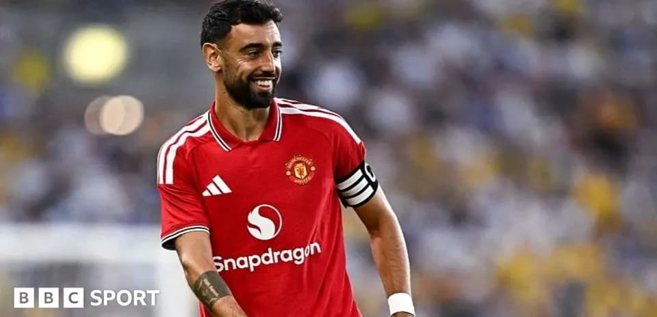 Bruno Fernandes souriant en maillot de Manchester United
