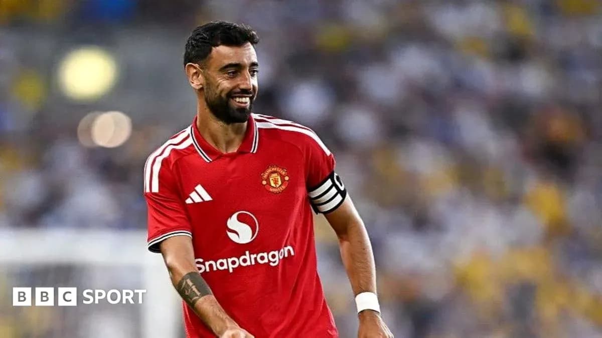 Bruno Fernandes souriant en maillot de Manchester United
