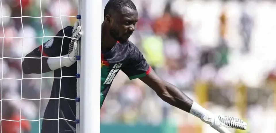 Gardien de but signalant une action pendant le match