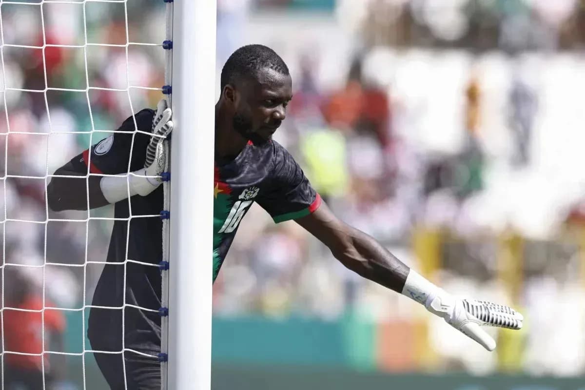 Gardien de but signalant une action pendant le match