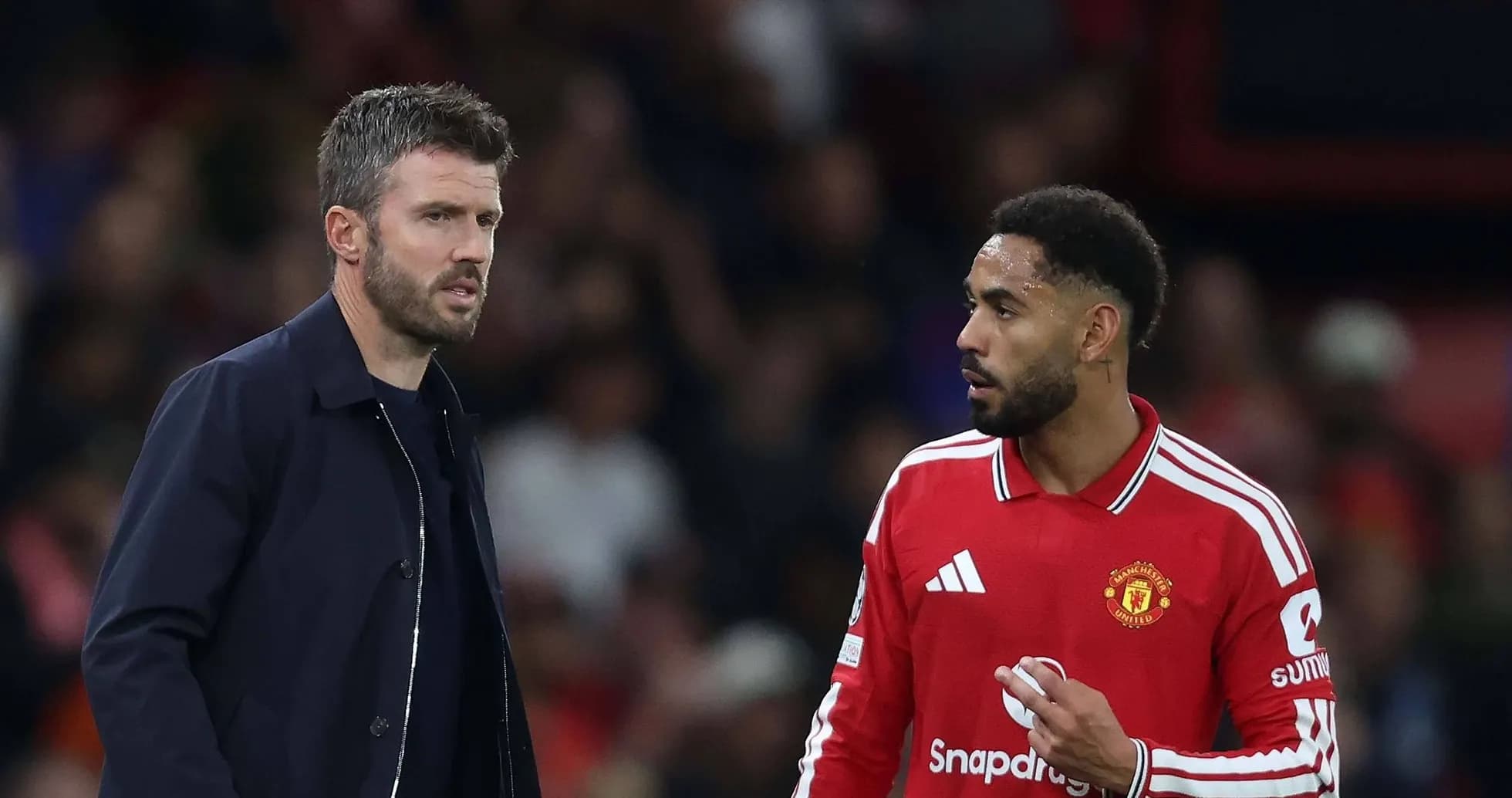 Deux joueurs de Manchester United discutant sur le terrain