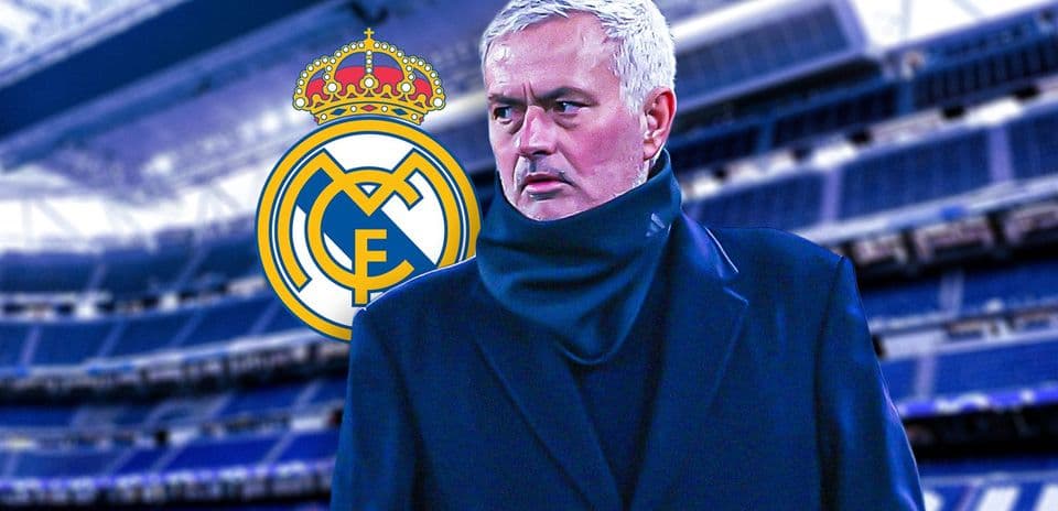 Entraîneur devant le logo du Real Madrid au stade