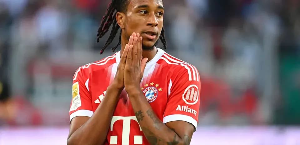 Joueur de Bayern Munich en tenue rouge sur le terrain