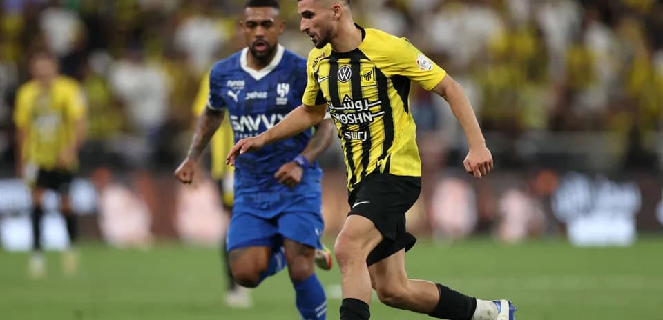 Joueur de l'Ittihad dribblant face à un adversaire