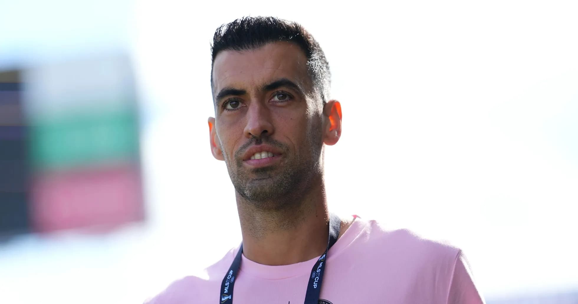 Joueur avec un maillot rose sur le terrain