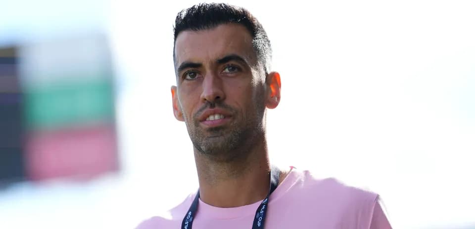 Joueur avec un maillot rose sur le terrain