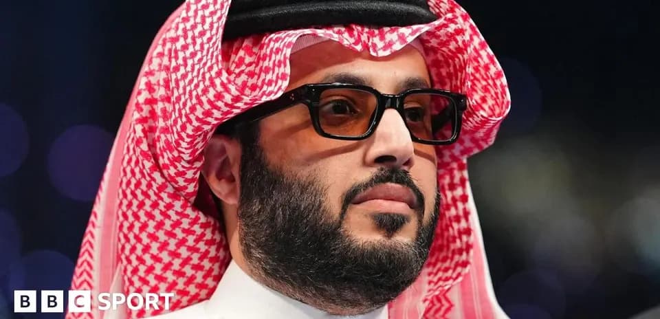 Homme portant des lunettes et un keffieh