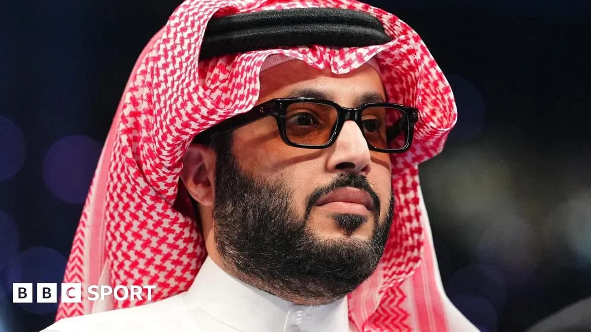 Homme portant des lunettes et un keffieh