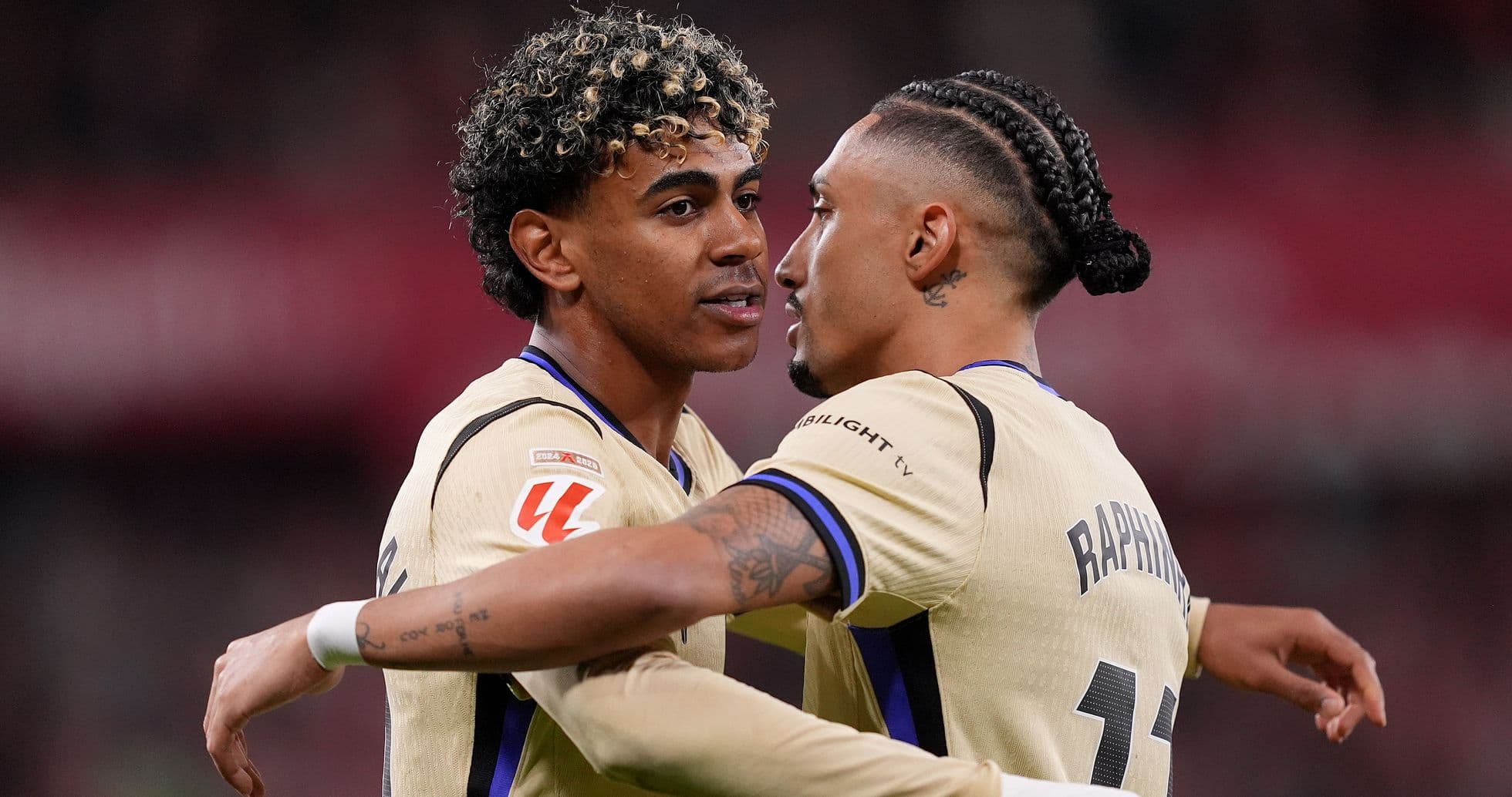 Deux joueurs s'embrassant sur le terrain de football