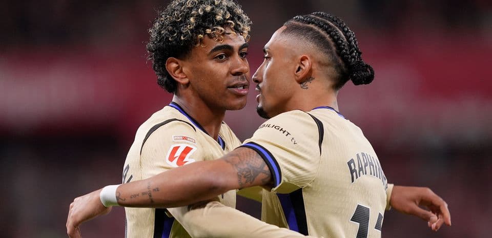 Deux joueurs s'embrassant sur le terrain de football