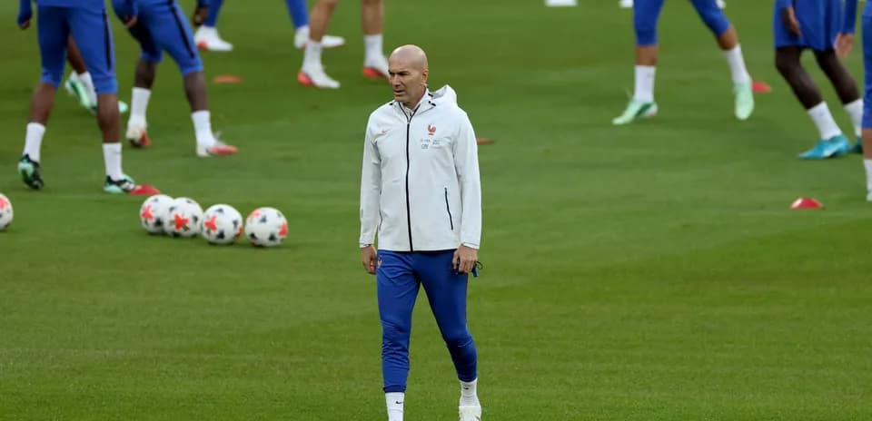 Zinédine Zidane supervisant l'entraînement de l'équipe