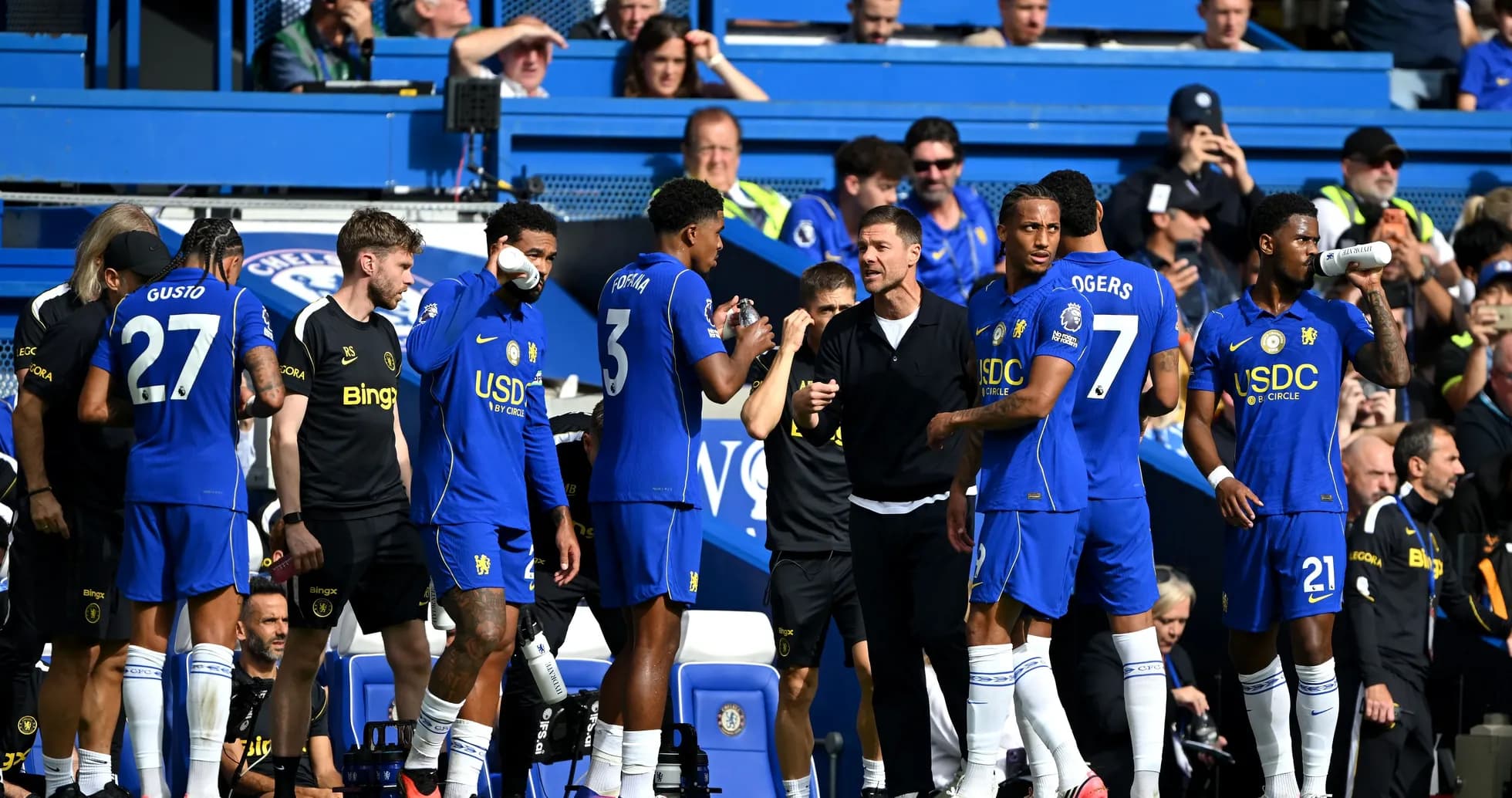Joueurs de Chelsea discutant sur le banc de touche