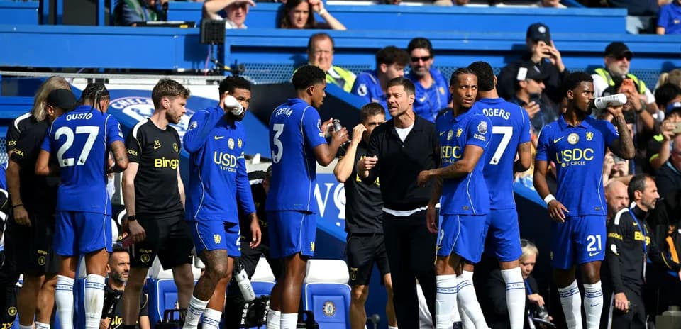 Joueurs de Chelsea discutant sur le banc de touche