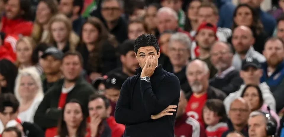 Entraîneur observant le match avec un geste pensif