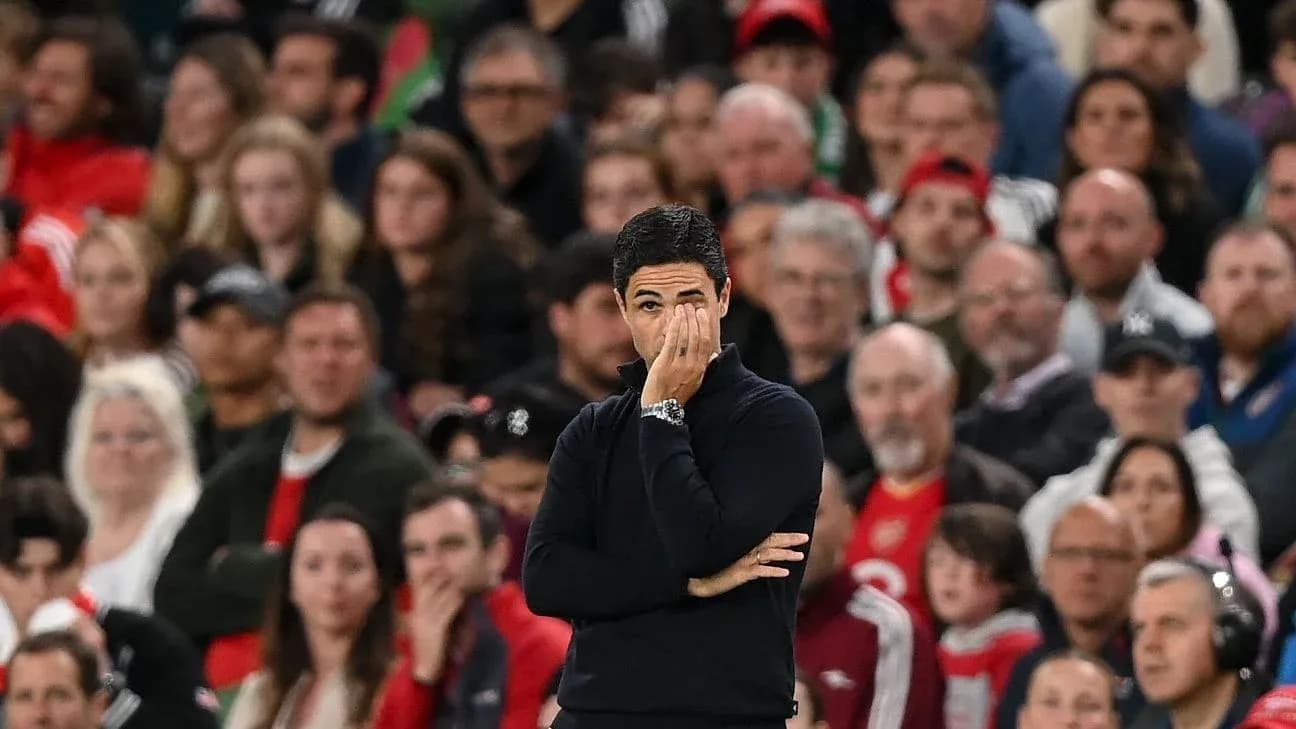 Entraîneur observant le match avec un geste pensif