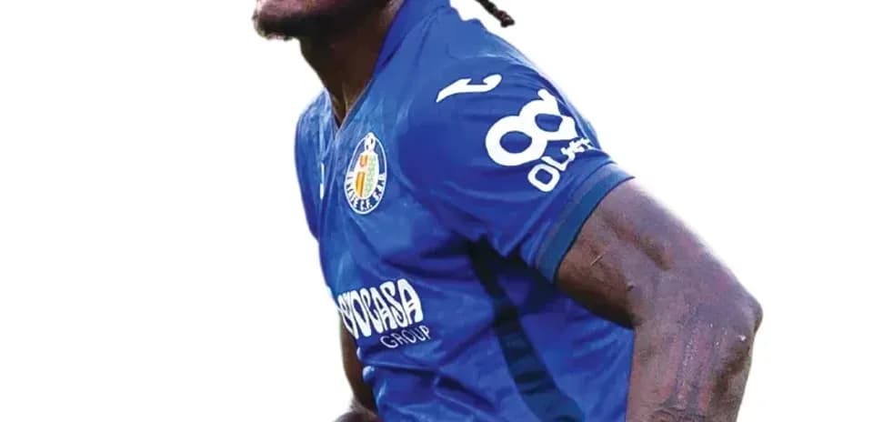 Joueur de football en maillot bleu célébrant une action