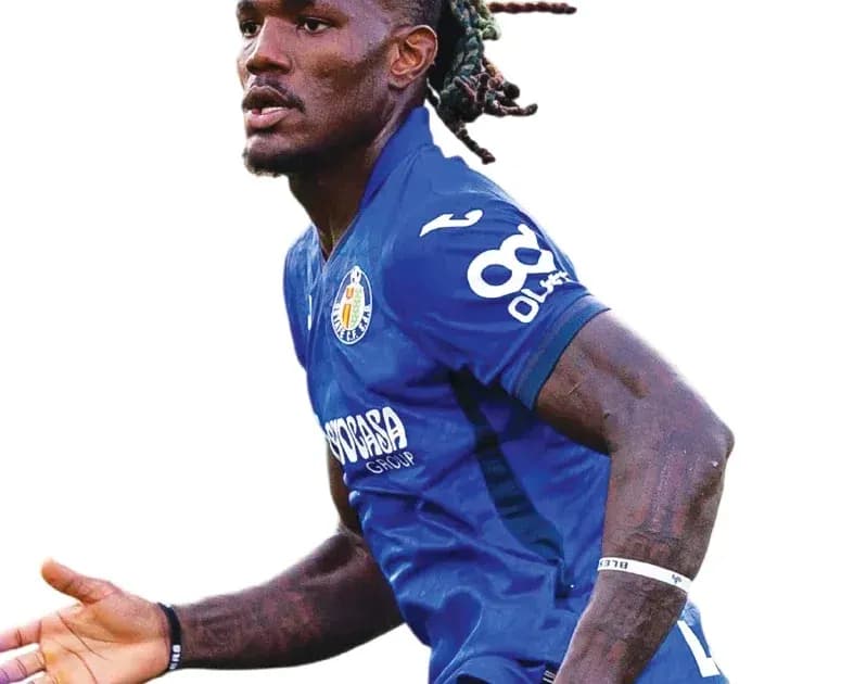Joueur de football en maillot bleu célébrant une action