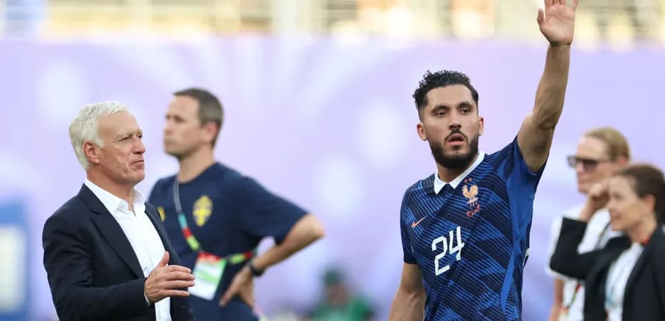 Joueur français saluant l'entraîneur sur le terrain