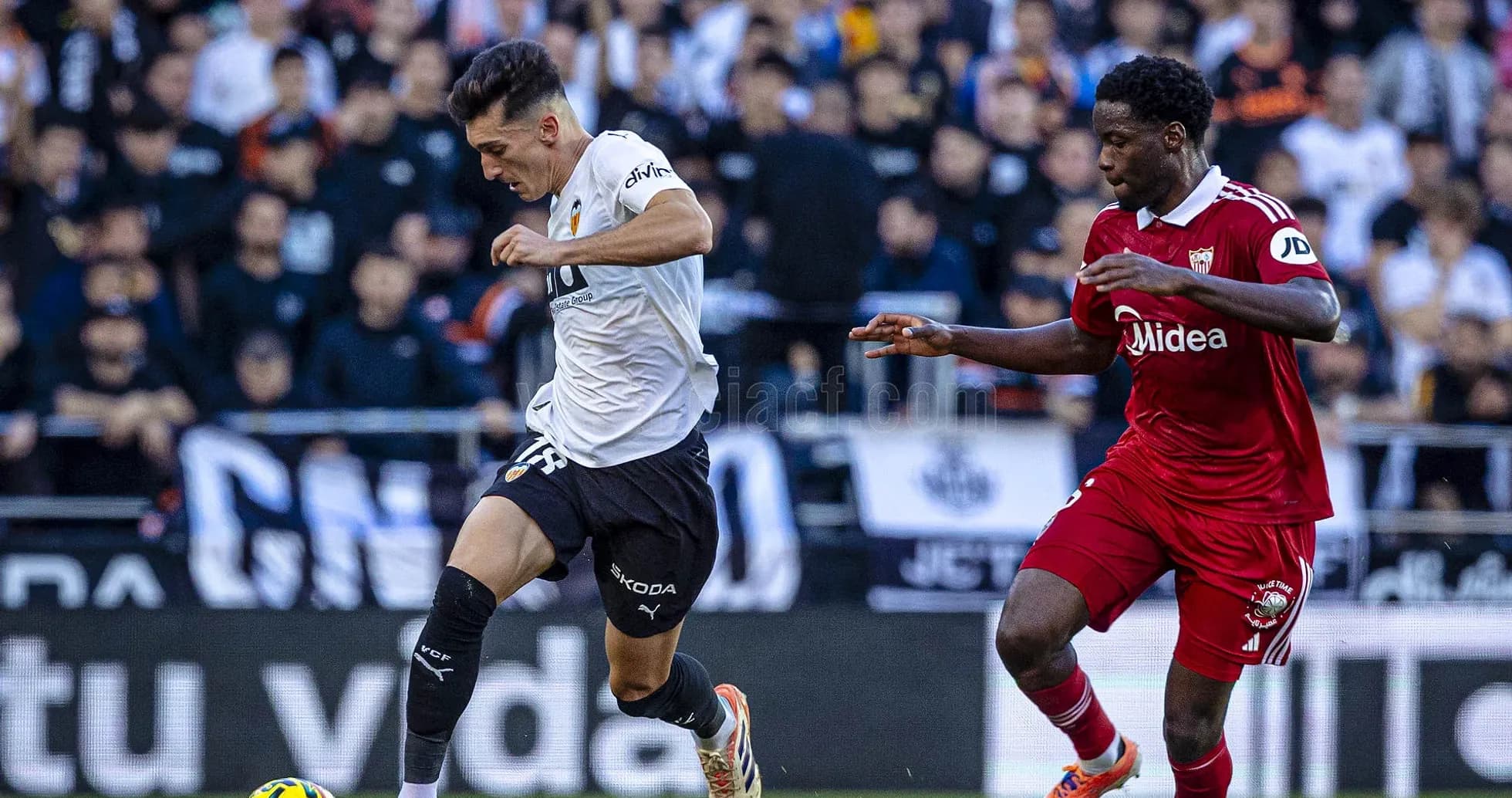Joueur de Valence en action contre Séville