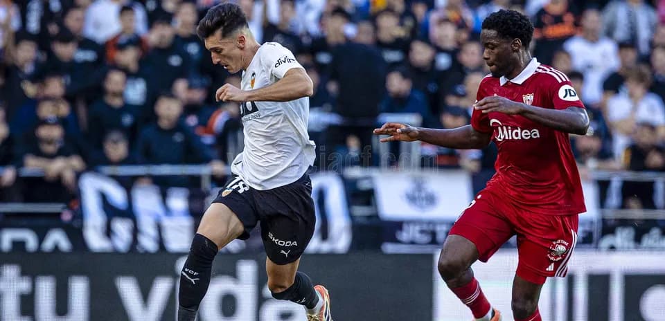 Joueur de Valence en action contre Séville