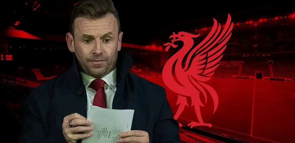 Analyste tenant une feuille devant le logo de Liverpool