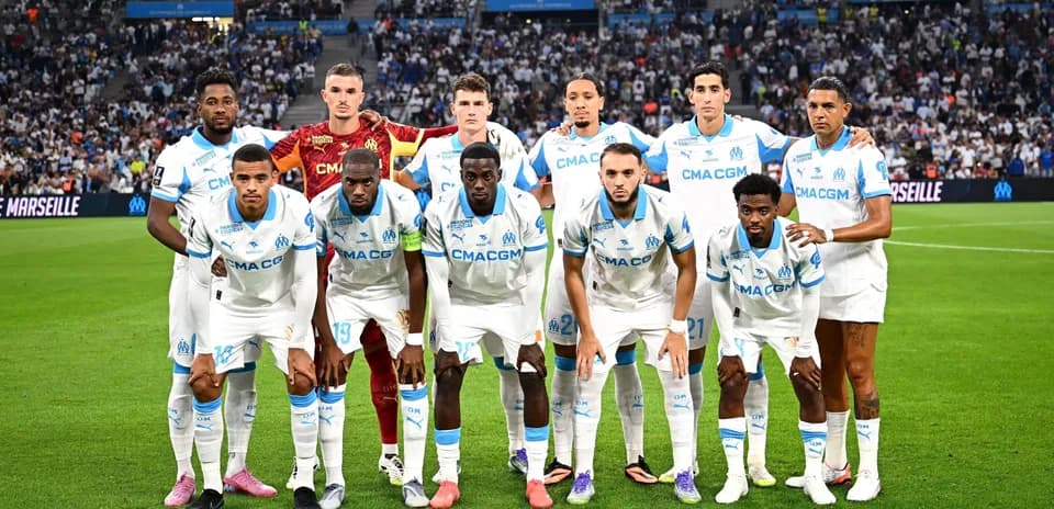 Équipe de l'Olympique de Marseille posant sur le terrain