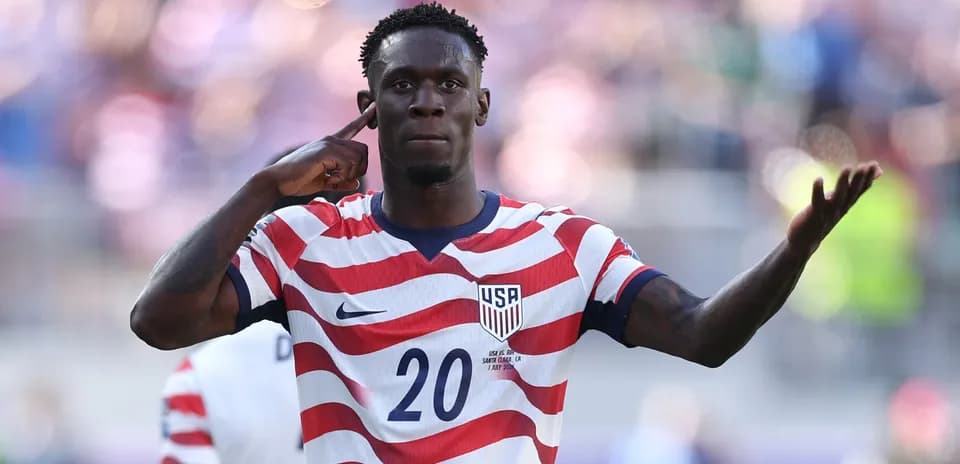Joueur des États-Unis célébrant un but