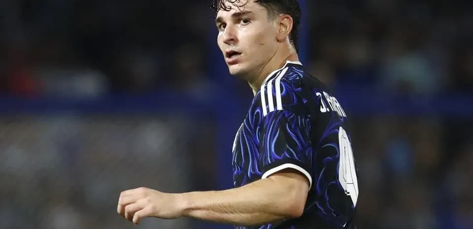 Joueur en maillot noir regardant en arrière sur le terrain