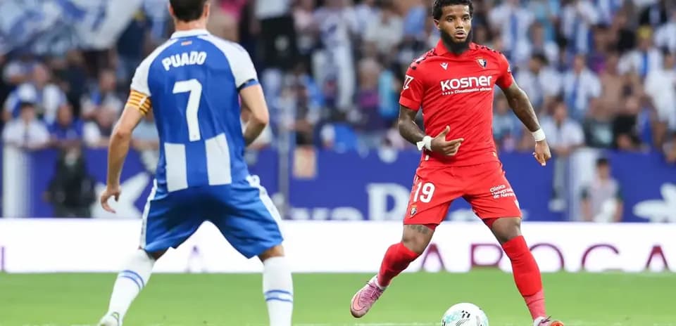 Joueur d'Osasuna en action contre Espanyol