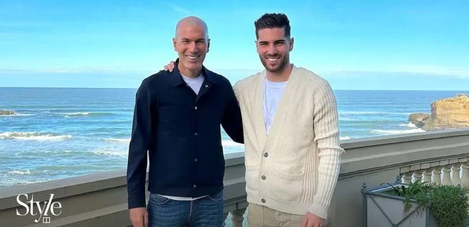 Deux hommes posant avec vue sur la mer