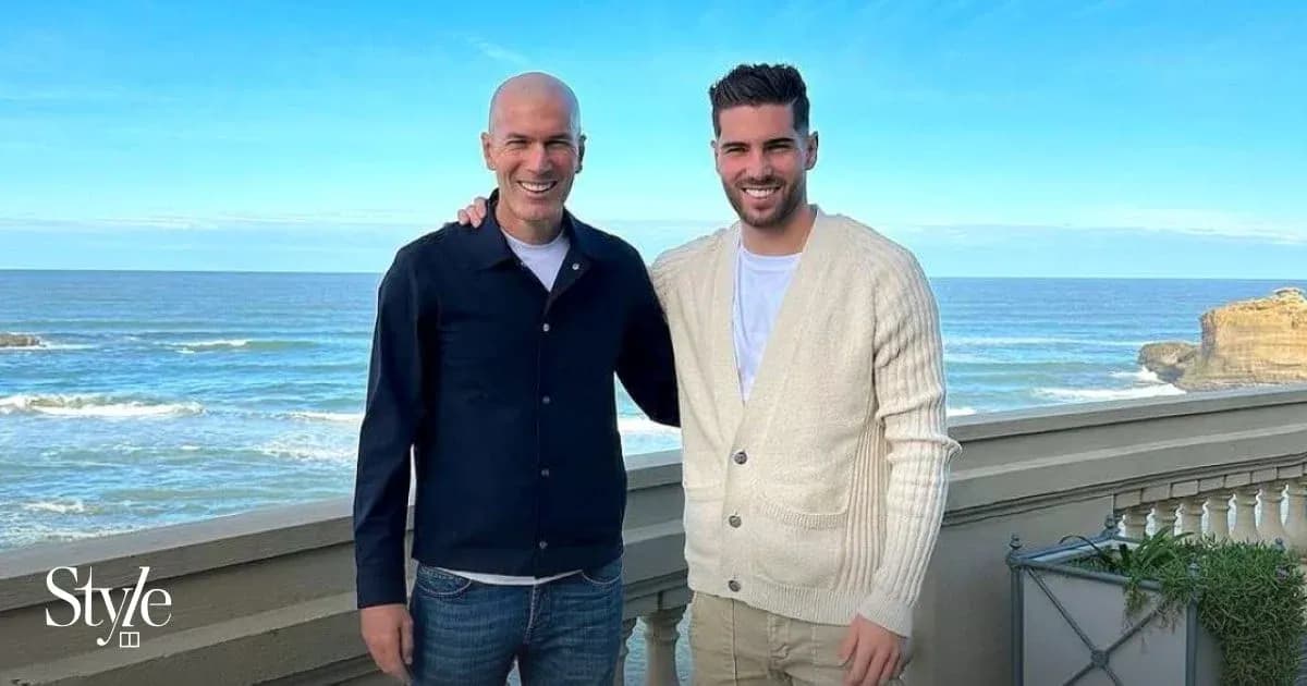 Deux hommes posant avec vue sur la mer