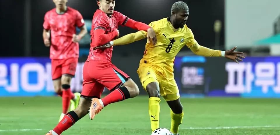 Joueur sud-coréen en duel avec joueur ghanéen