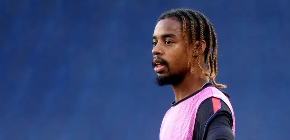 Joueur en survêtement rose lors d'un entraînement