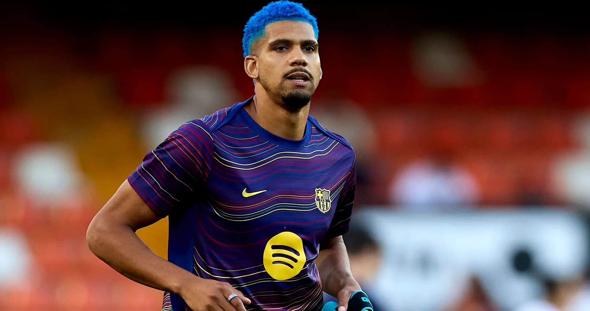 Joueur de football en échauffement avec cheveux bleus