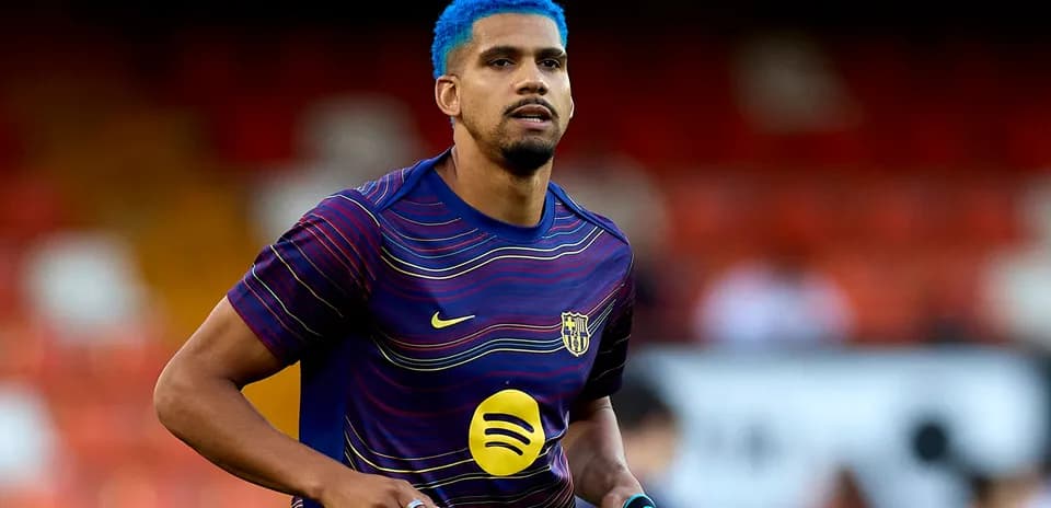 Joueur de football en échauffement avec cheveux bleus
