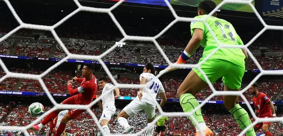 Joueurs en action lors d'un match de football