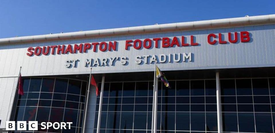 Façade de St Mary's Stadium avec le nom du club