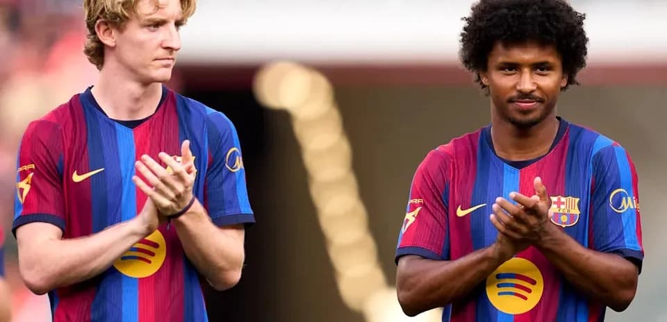 Deux joueurs applaudissant en tenue du FC Barcelone