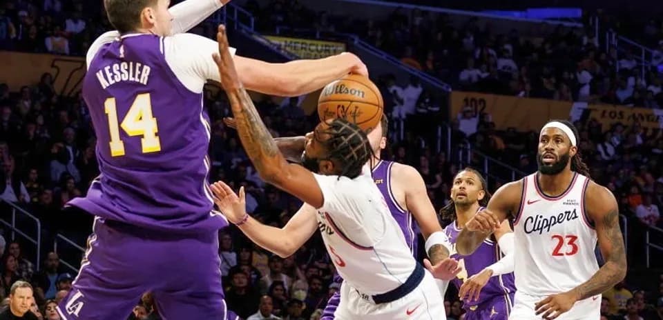 Joueur dribblant le ballon pendant un match de basket