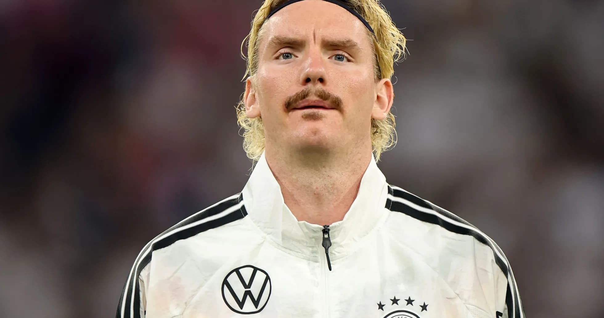 Joueur de football en tenue d'entraînement allemande