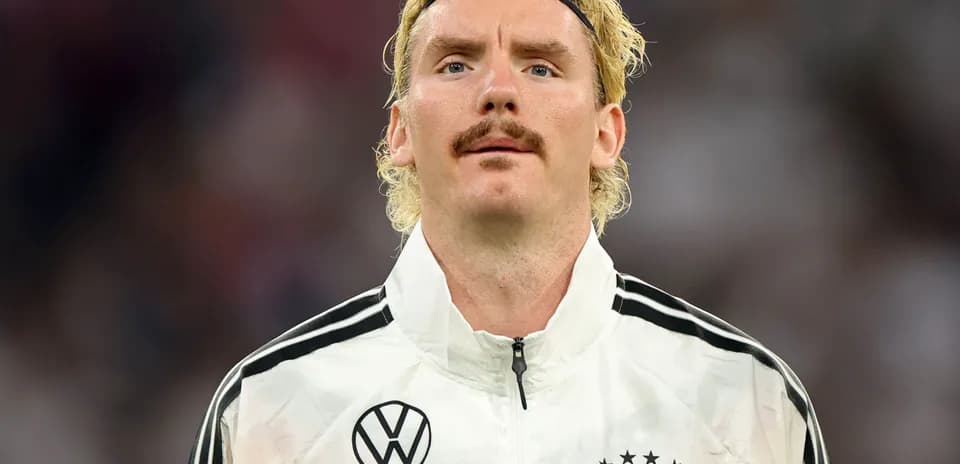 Joueur de football en tenue d'entraînement allemande