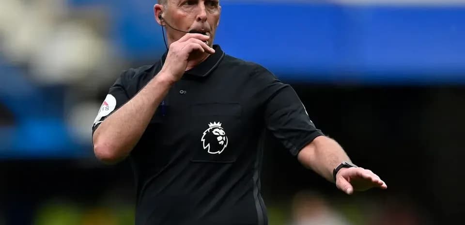 Arbitre signalant une décision sur le terrain