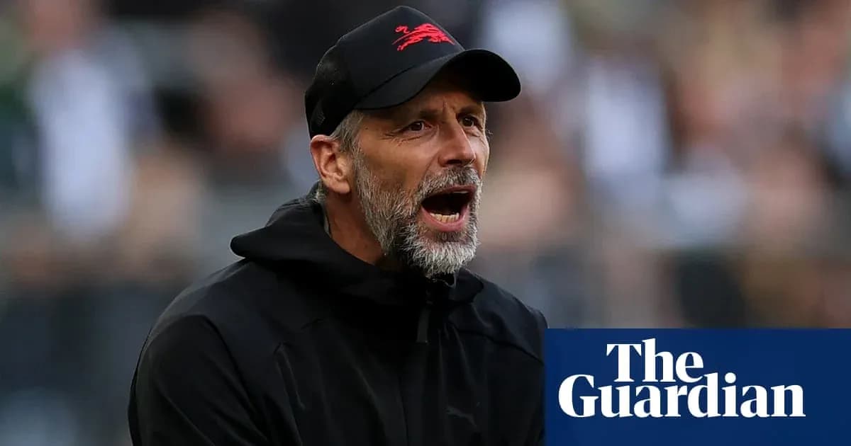 Entraîneur criant depuis la touche pendant le match