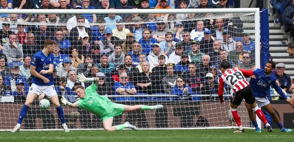 Un joueur tire au but contre Everton