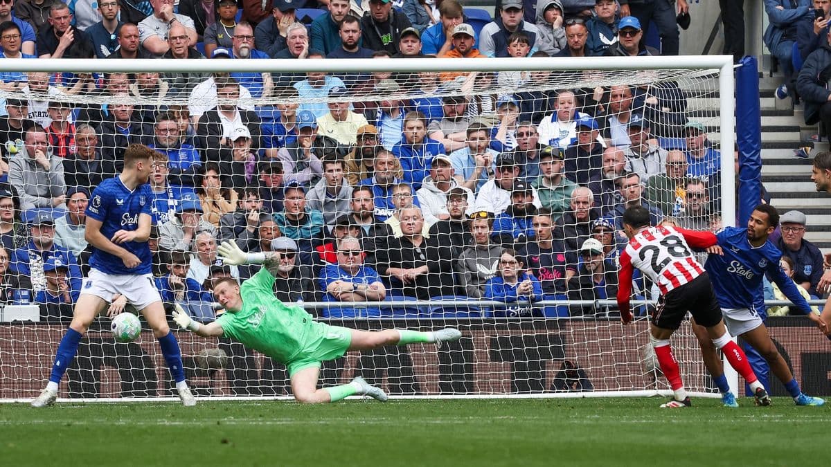 Un joueur tire au but contre Everton