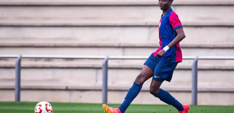 Joueur de football en train de dribbler le ballon