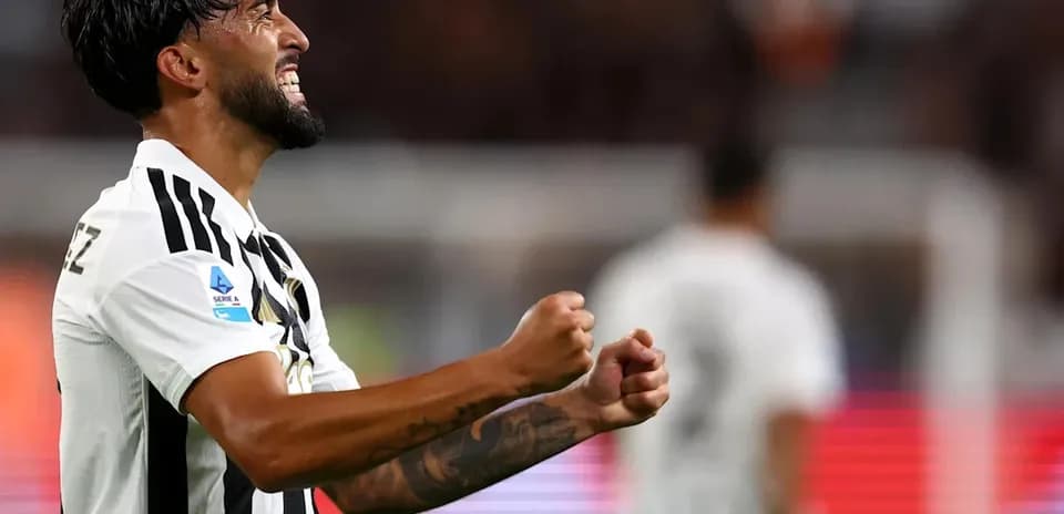 Joueur célébrant un but avec les bras levés