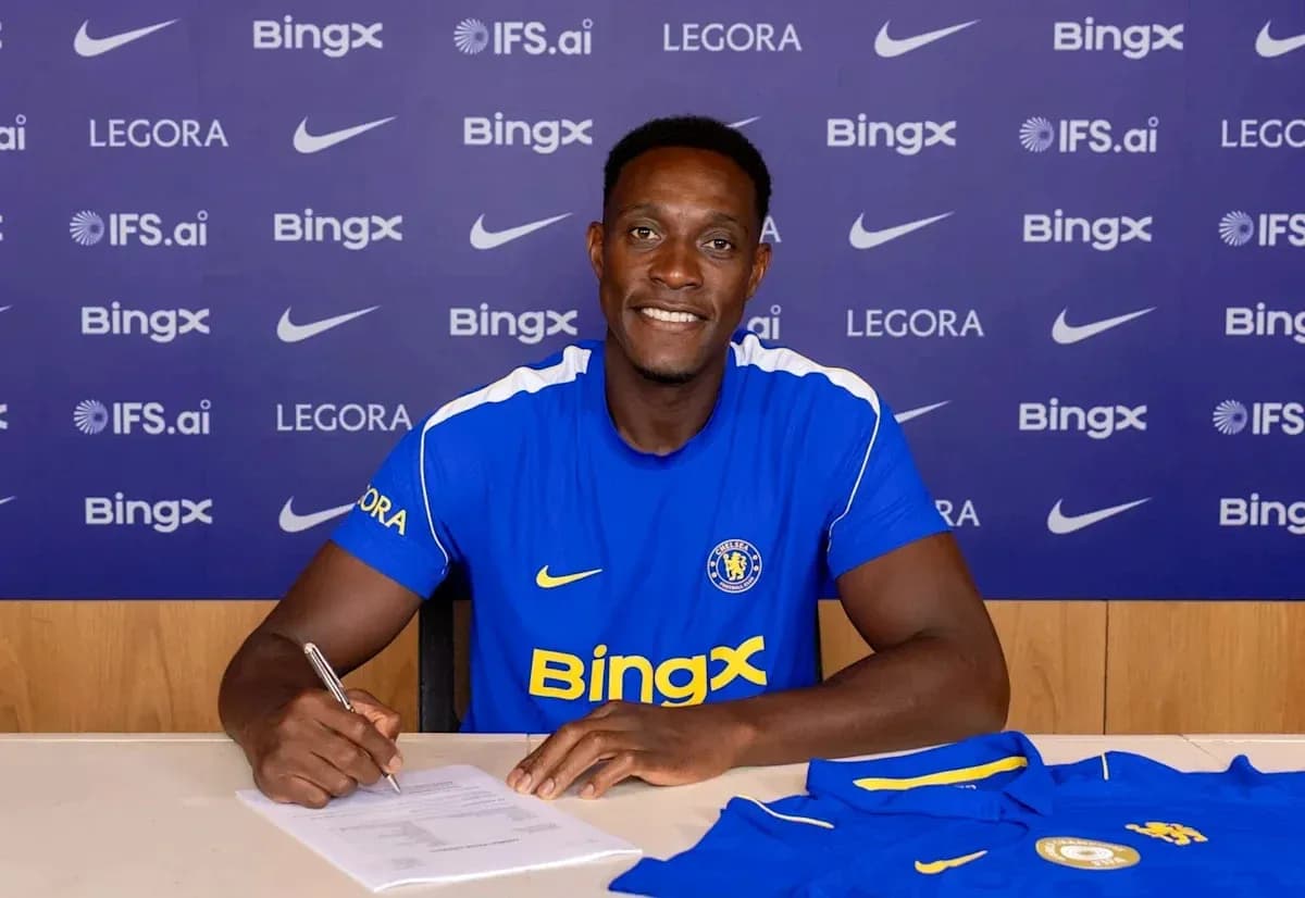 Joueur signant un contrat avec Chelsea FC