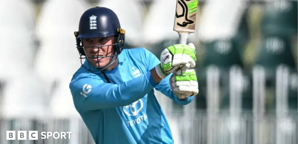 Joueur de cricket frappant la balle au bâton